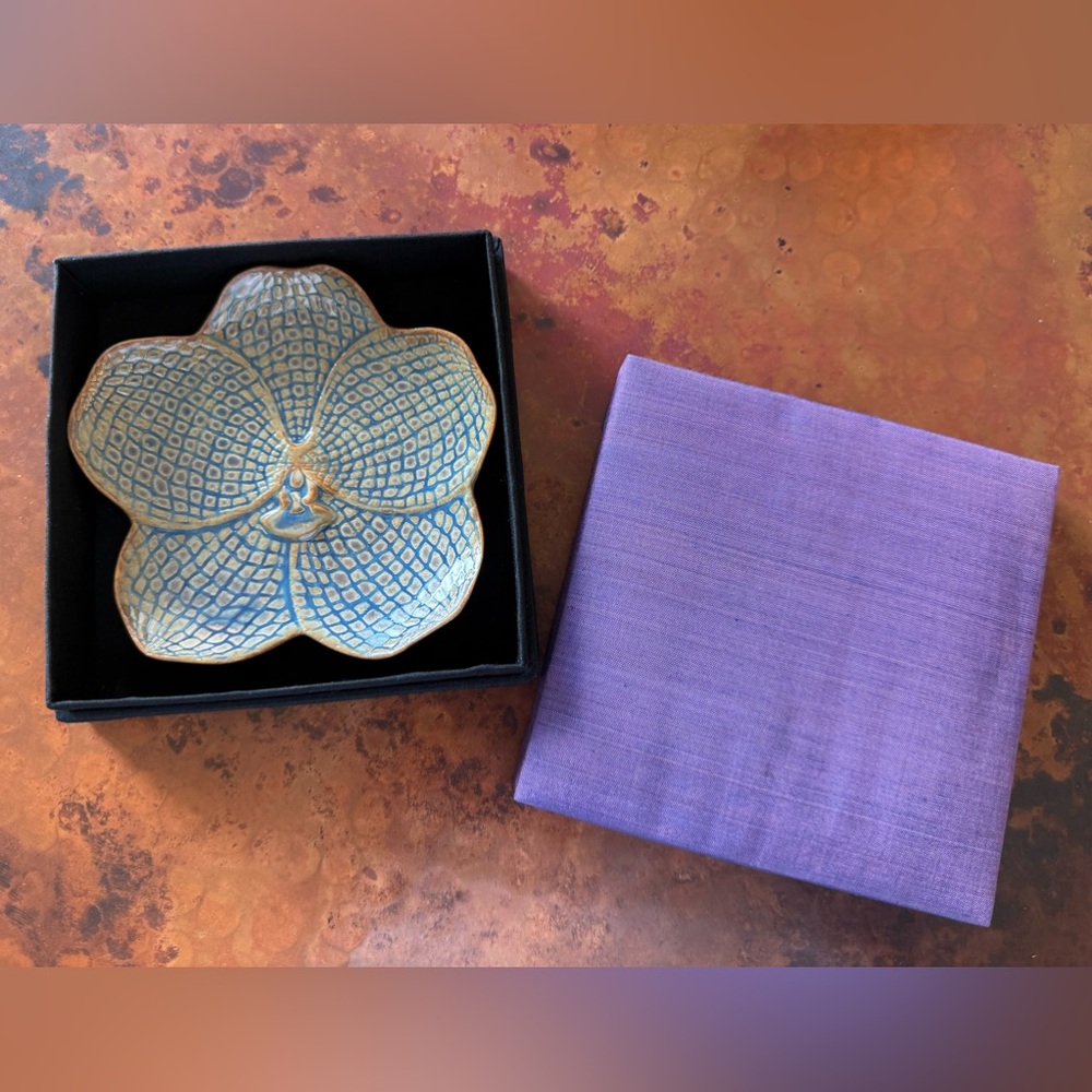 Celadon Wild Orchid Keepsakes‎ Plate in Silk Box